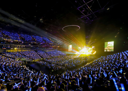 MILE米乐LED透明屏闪耀伍佰ROCK STAR上海演唱会！