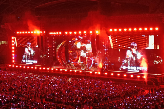 璀璨星光耀狮城！MILE米乐LED屏、荧光棒点燃周杰伦新加坡演唱会！